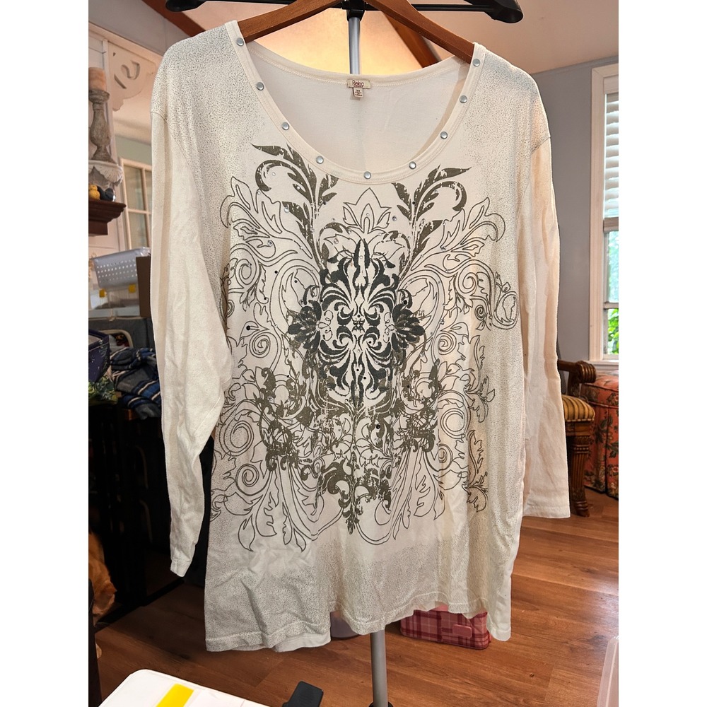 Reba Woman Ivory Damask Graphic Scoop Neck Studded Long Sleeve Top 3X Plus Size‎